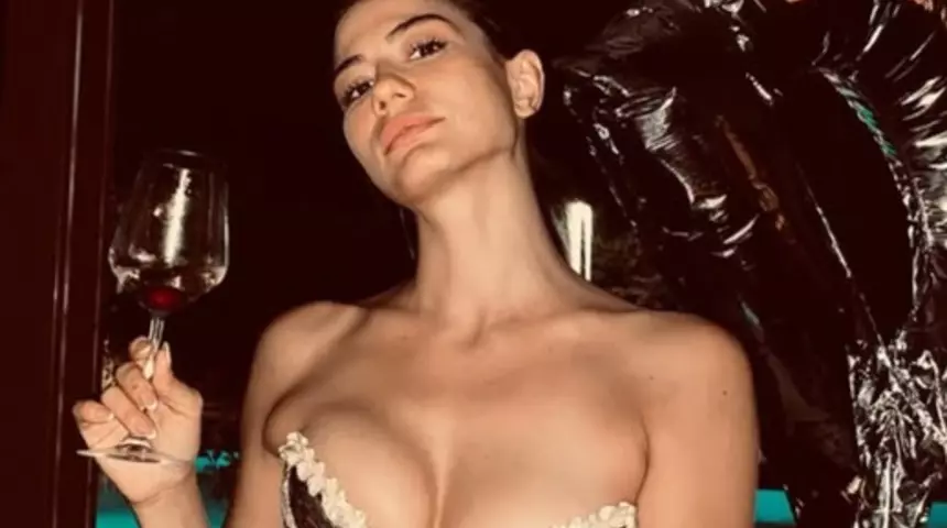 Demet Özdemir’in Eşref Rüya dizisi sezon finali sonrası havuzda verdiği poz