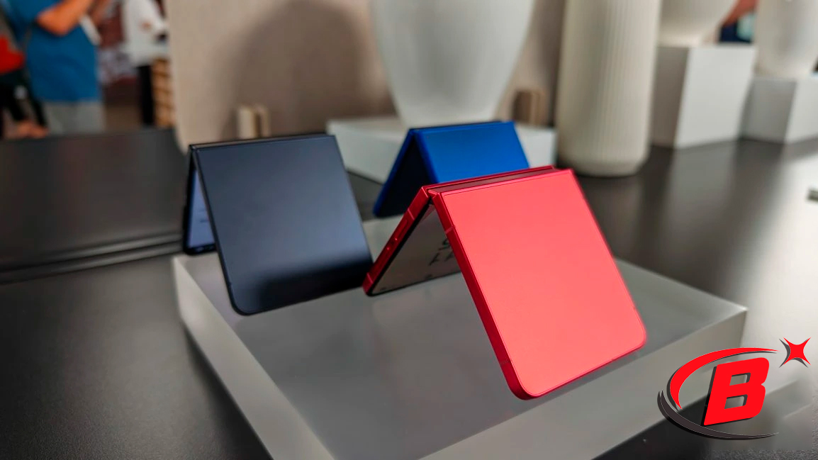 Samsung Galaxy Z Flip 7 Coralred rengiyle, katlanmış ve açık haliyle ön planda duruyor