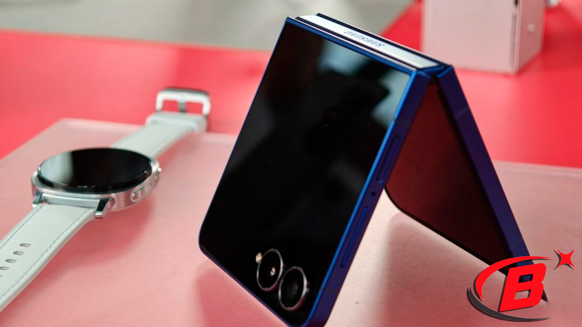 Samsung Galaxy Z Flip 7 Coralred rengiyle, katlanmış ve açık haliyle ön planda duruyor
