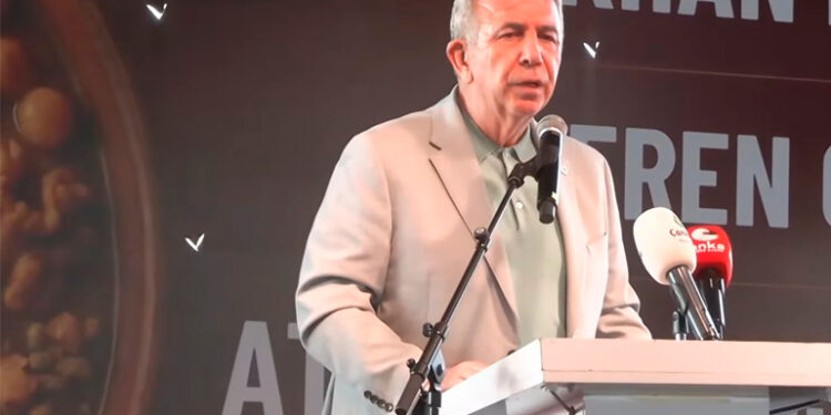 Mansur Yavaş Cumhuriyet demokrasi vurgusu yaparken konuşma yapıyor.