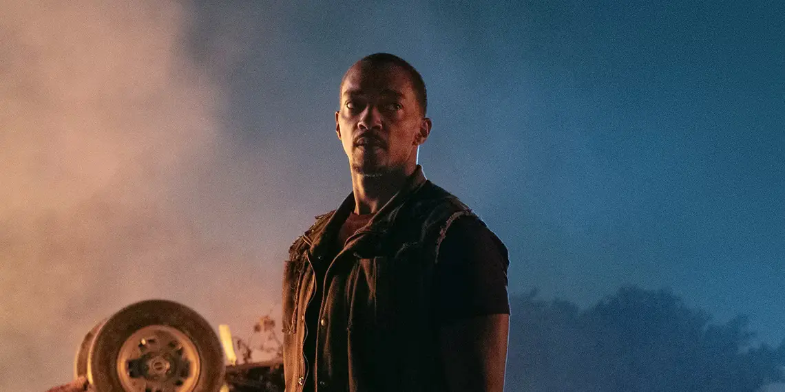Twisted Metal 2. sezonunda Anthony Mackie’nin başrolde olduğu, aksiyon dolu arenada geçen bir sahne.