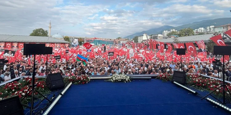 İYİ Parti’nin “Birinci Vazifen” mitingi Bursa'da başladı, Türk bayraklarıyla süslenen meydan ve Atatürk’ün sözleri dikkat çekti.