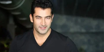 Tatilde görüntülenen Kenan İmirzalıoğlu’nun doğal halleri sosyal medyada olay oldu
