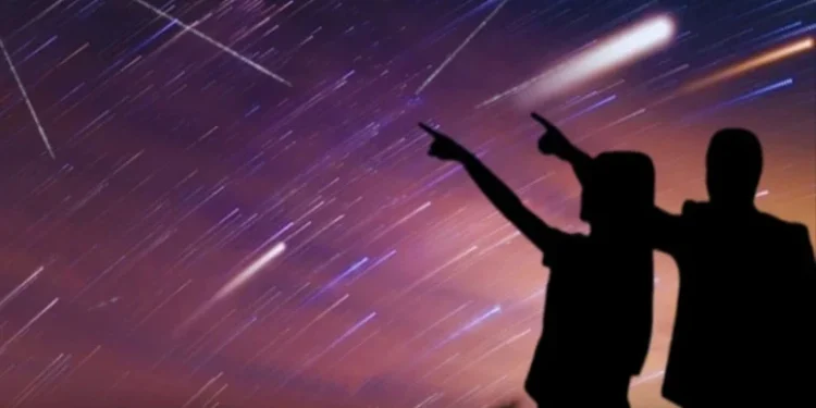 Perseid meteor yağmuru sırasında gökyüzünde kayan yıldızları izleyen silüetler