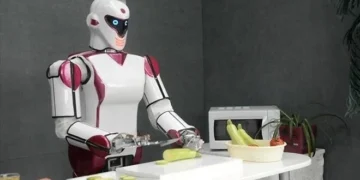 Tek beyinli insansı robot Ling Şu’nun depo ortamındaki çalışması