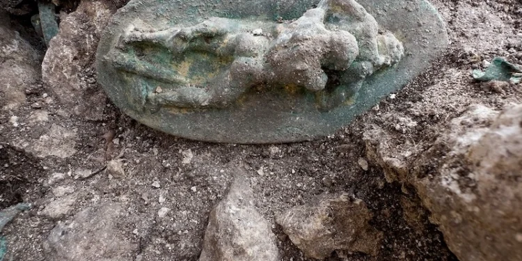 Atıyla birlikte gömülmüş Trakya savaşçı tümülüsü kazı buluntuları, altın süslemeli koşum takımları ve Hellenistik sanat eserleri