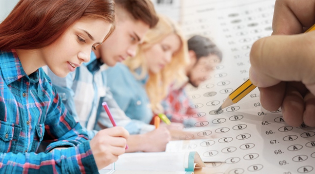 Lise düzeyinde tarih testi çözüm ekranı – çoktan seçmeli bilgi yarışması görseli