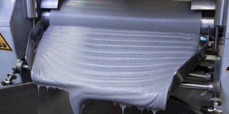 Güneş panelinde gümüş iletkenlerin detaylı görünümü – Güneş enerjisinde gümüş kullanımı