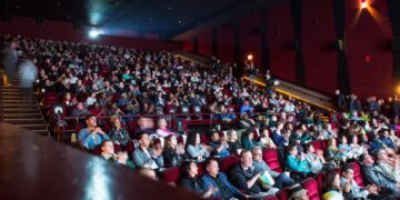 sinema salonunda film izleyen insanlar