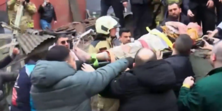 İstanbul Fatih’te İki Bina Çöktü: Enkaz Altında Kalanlar Var